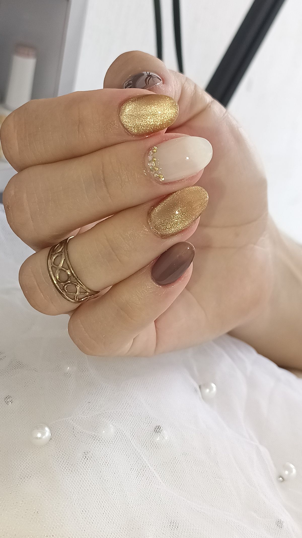 Gold glitter manicure with delicate nail art